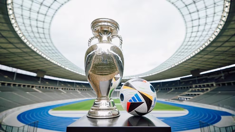 2024年欧洲杯比赛用球：Fussballliebe展现足球的活力与纯粹